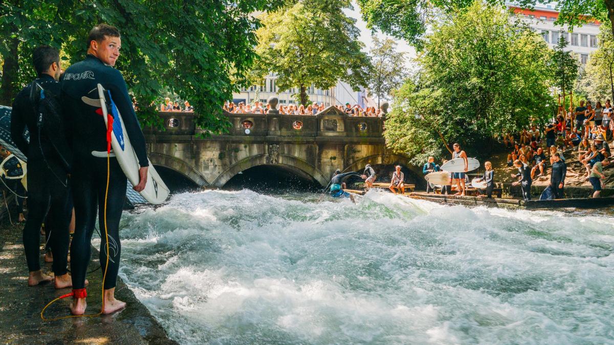 Tragedia dell’Eisbach: le nuove misure di sicurezza dopo la morte di una surfista Tragedia dell’Eisbach: le nuove misure di sicurezza dopo la morte di una surfista