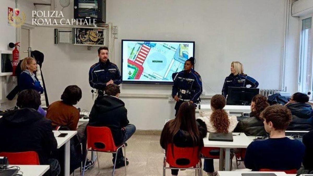 A scuola di sicurezza con la Polizia locale di Roma Capitale A scuola di sicurezza con la Polizia locale di Roma Capitale