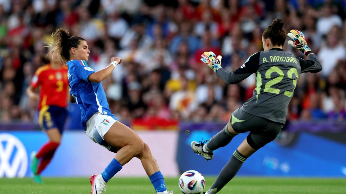 Italia Spagna, le pagelle: Giugliano da 7, stecca solo Lenzini. Athenea super (7,5) Italia Spagna, le pagelle: Giugliano da 7, stecca solo Lenzini. Athenea super (7,5)