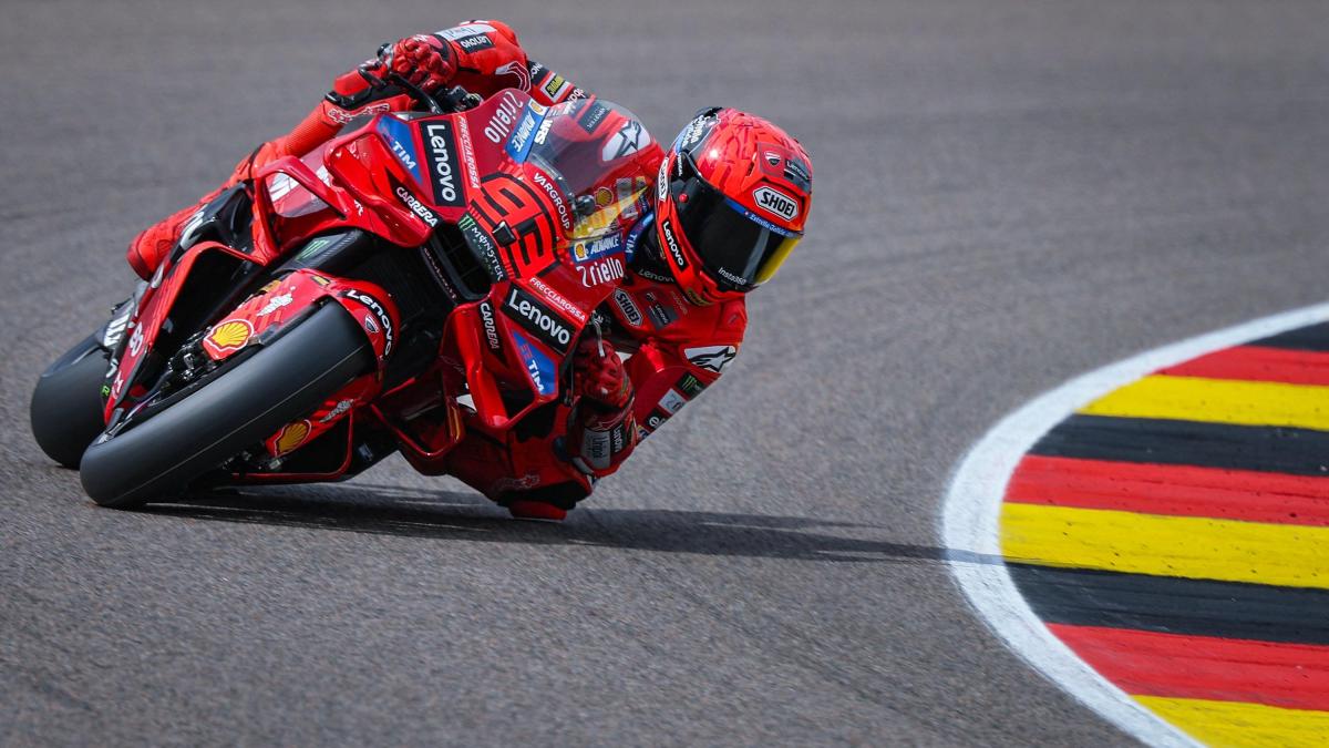 Pole di Marc Marquez sotto il diluvio, davanti a Zarco e Bezzecchi. Male Bagnaia, Vinales in ospedale