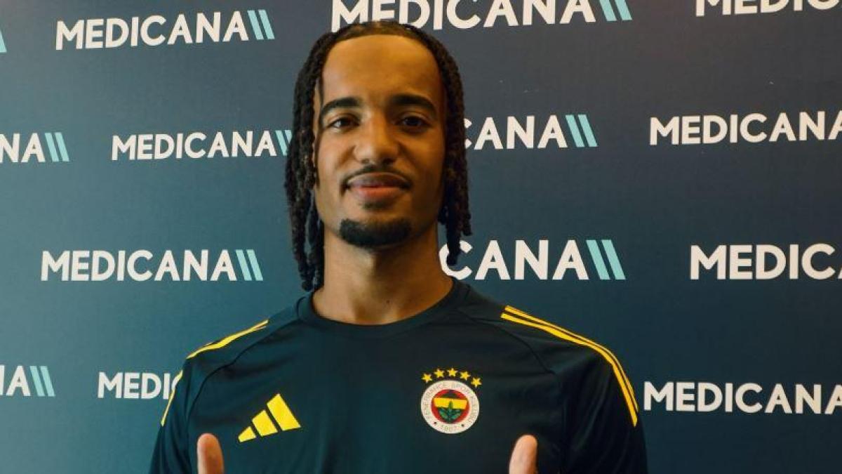 Dalla pizza al kebap: Brown sbarca a Istanbul e il Fener prende in giro il Milan con un video Dalla pizza al kebap: Brown sbarca a Istanbul e il Fener prende in giro il Milan con un video