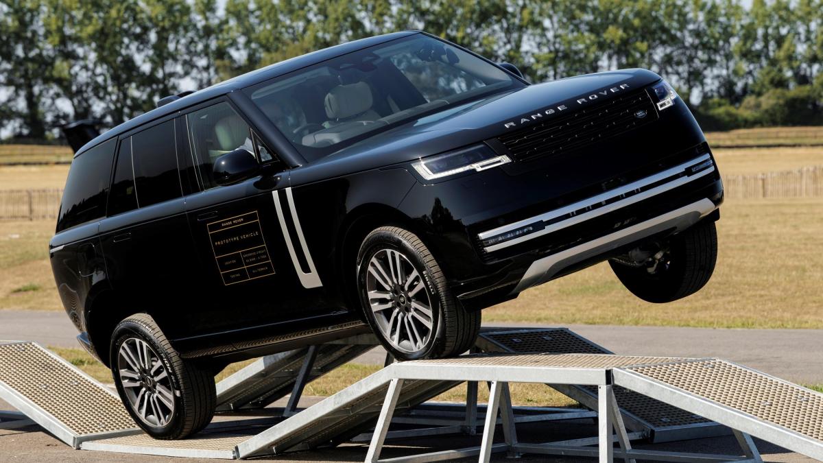 Range Rover elettrica: alla guida del prototipo Range Rover elettrica: alla guida del prototipo