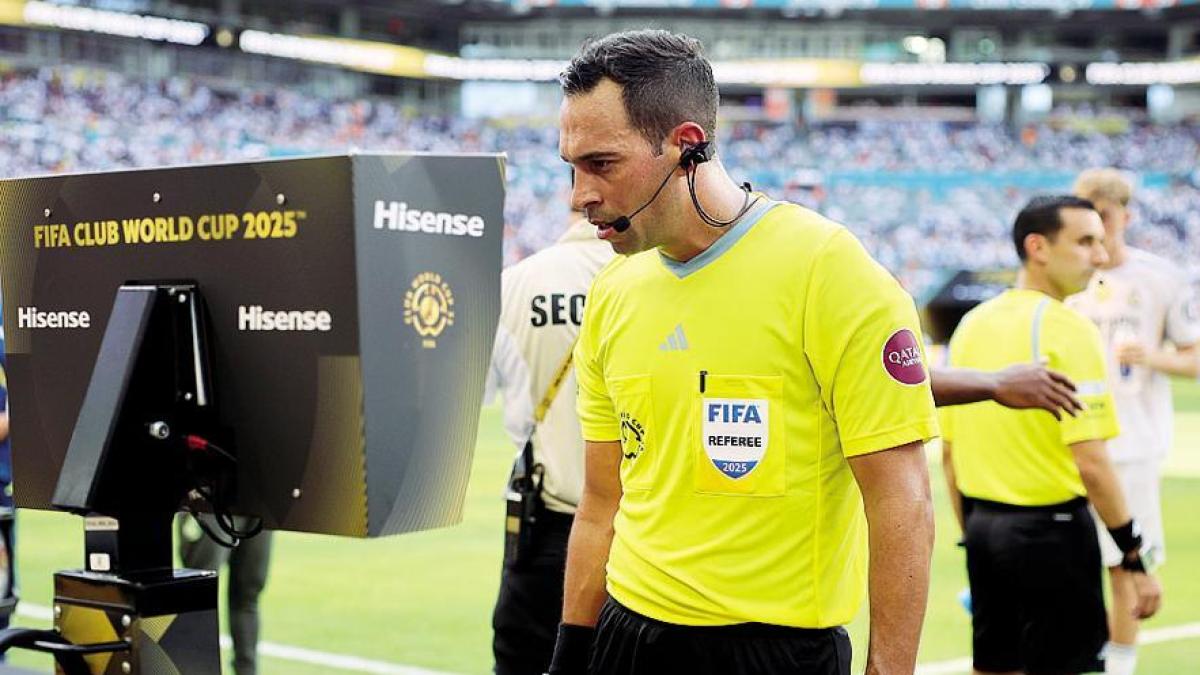 Arbitri, cosa cambia: i casi Var spiegati in tempo reale, e la battaglia alle perdite di tempo Arbitri, cosa cambia: i casi Var spiegati in tempo reale, e la battaglia alle perdite di tempo