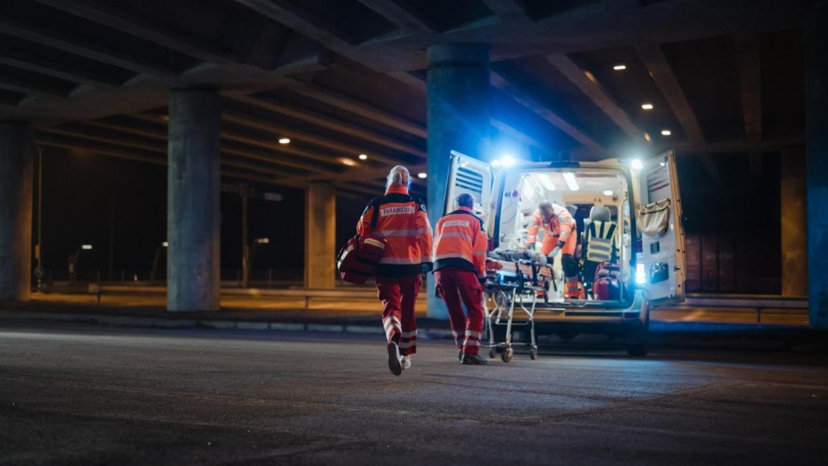 Auto contro una fontana, morti tre ventenni Auto contro una fontana, morti tre ventenni