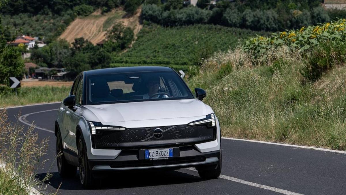 Volvo EX30 Cross Country: come va il Suv elettrico compatto con la passione per il fuoristrada