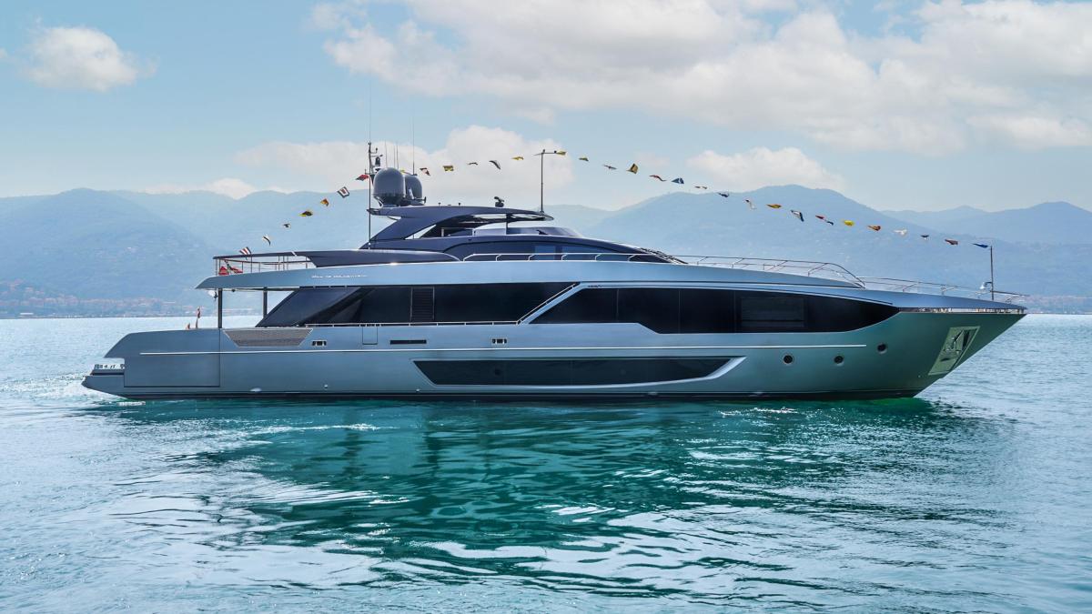 riva yacht e motoscafi nuovi che debuttano al salone di cannes