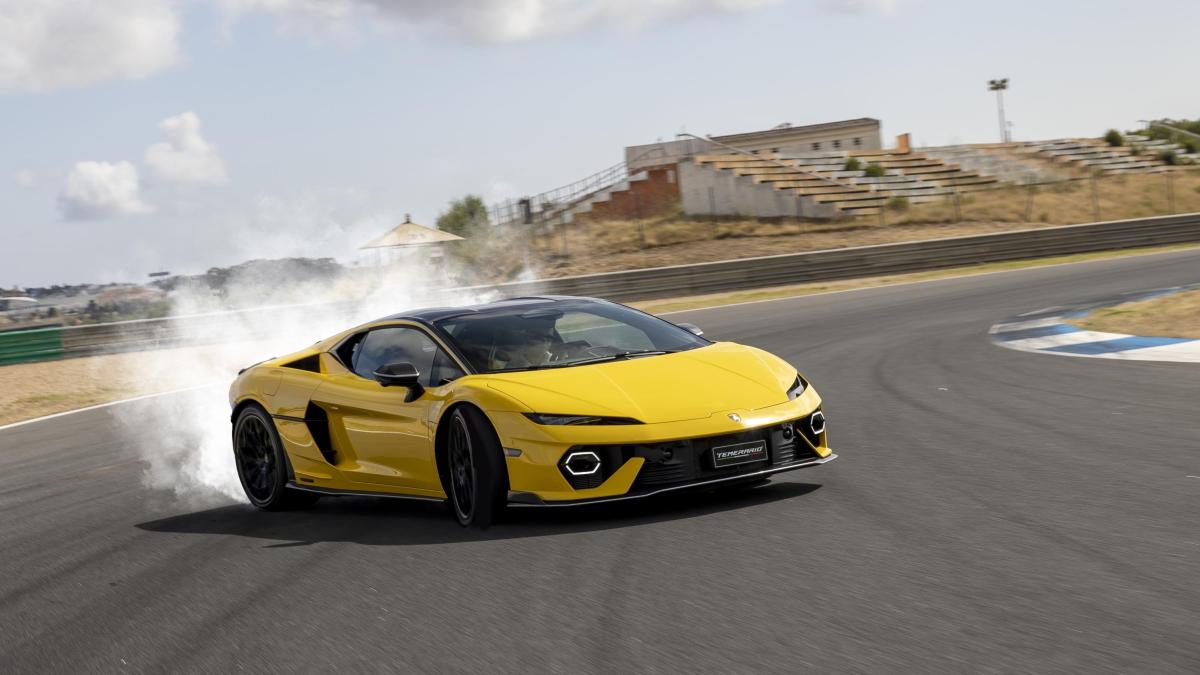 lamborghini temerario la prova in pista della supercar ibrida da 920 cv