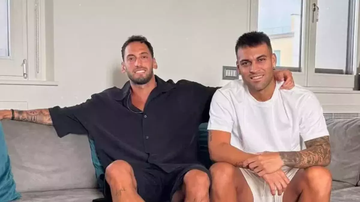 Sorrisi, abbraccio e chiacchierata sul divano: ecco la pace Lautaro Calhanoglu