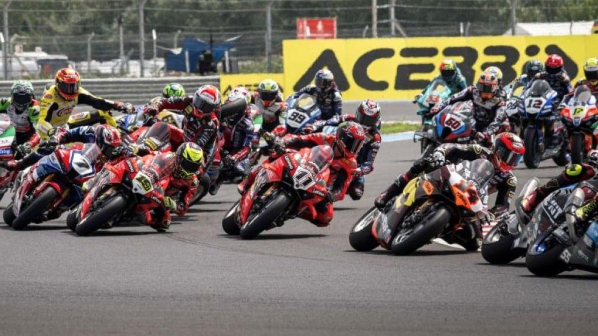 Iannone frena tardi e ne fa cadere sei, tre in ospedale! Petrucci: "Non mi parli..."