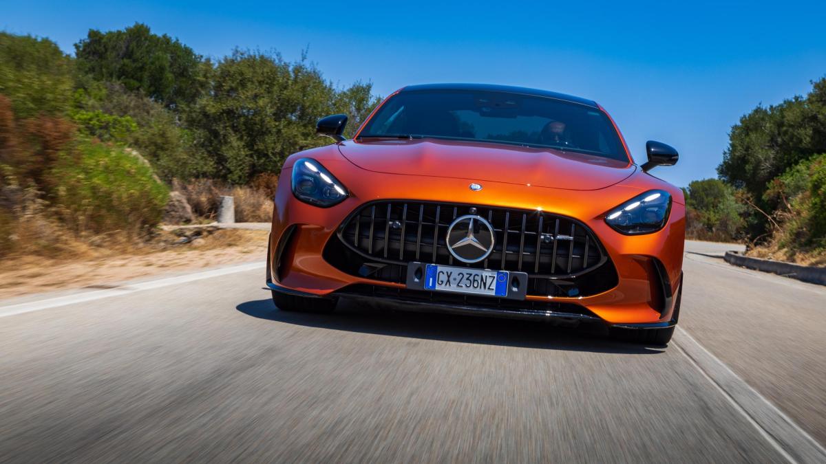 mercedes amg gt viaggio in costa smeralda con la coup233 v8 oltre i 585 cv
