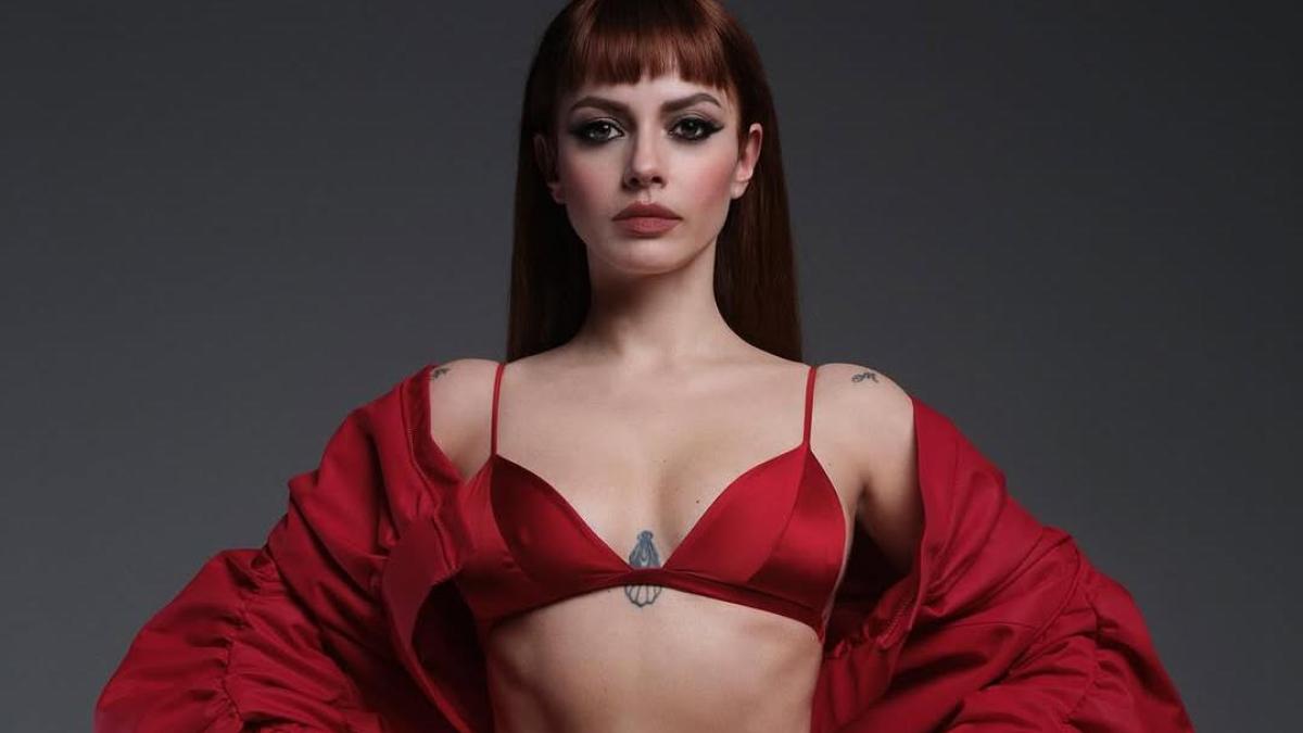 annalisa super sexy in rosso per annunciare il nuovo album ma io sono fuoco
