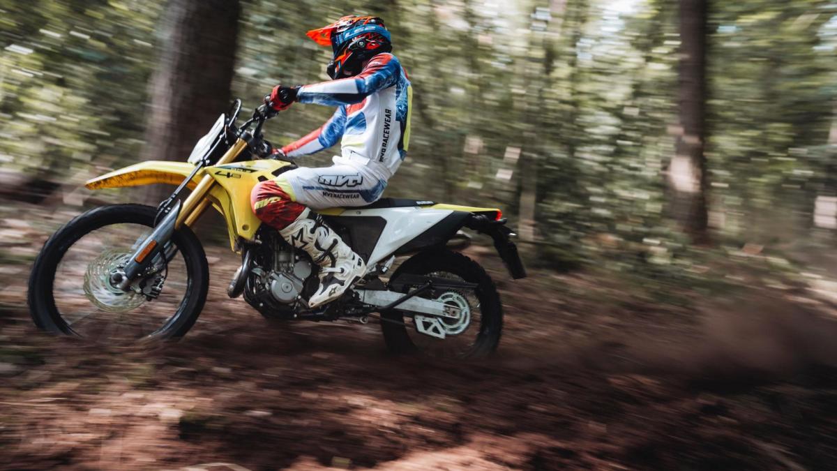 Suzuki DR-Z 4S, l'enduro per strada e off-road: la prova