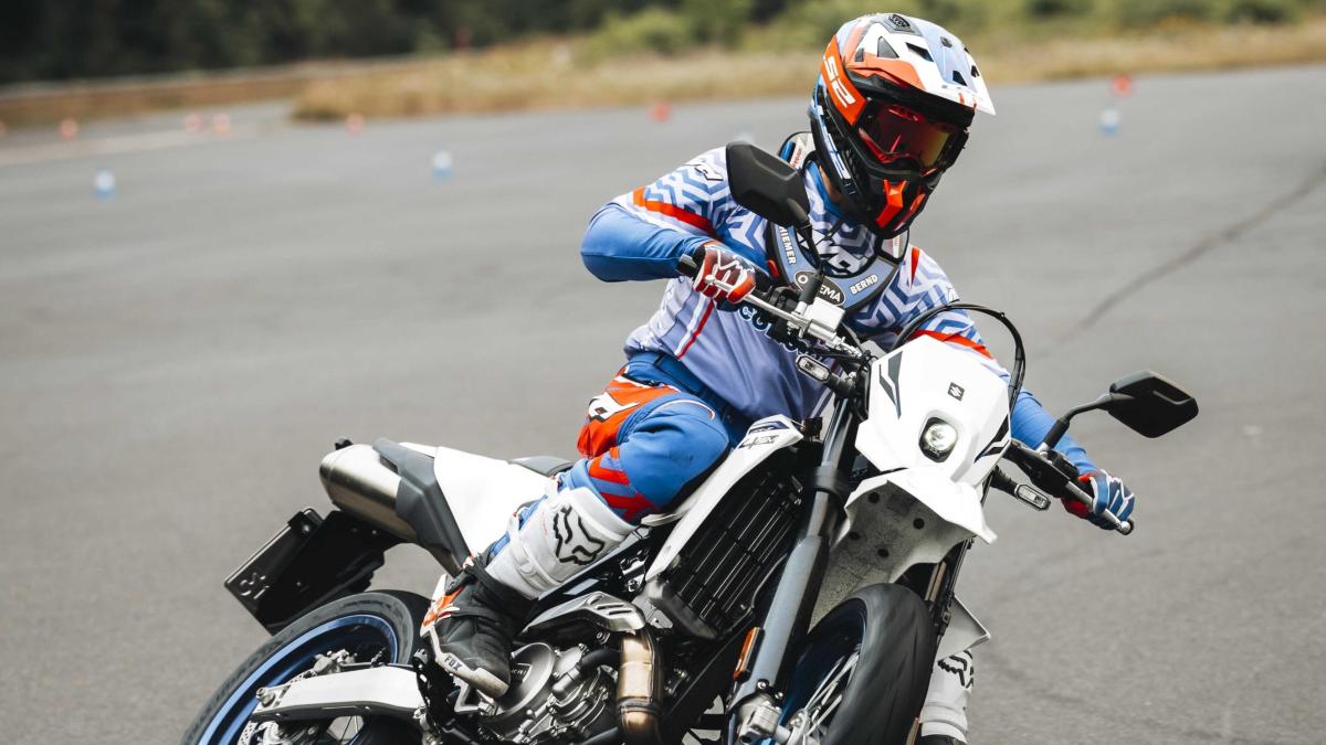Suzuki DR Z 4SM, come va il supermotard agile e divertente