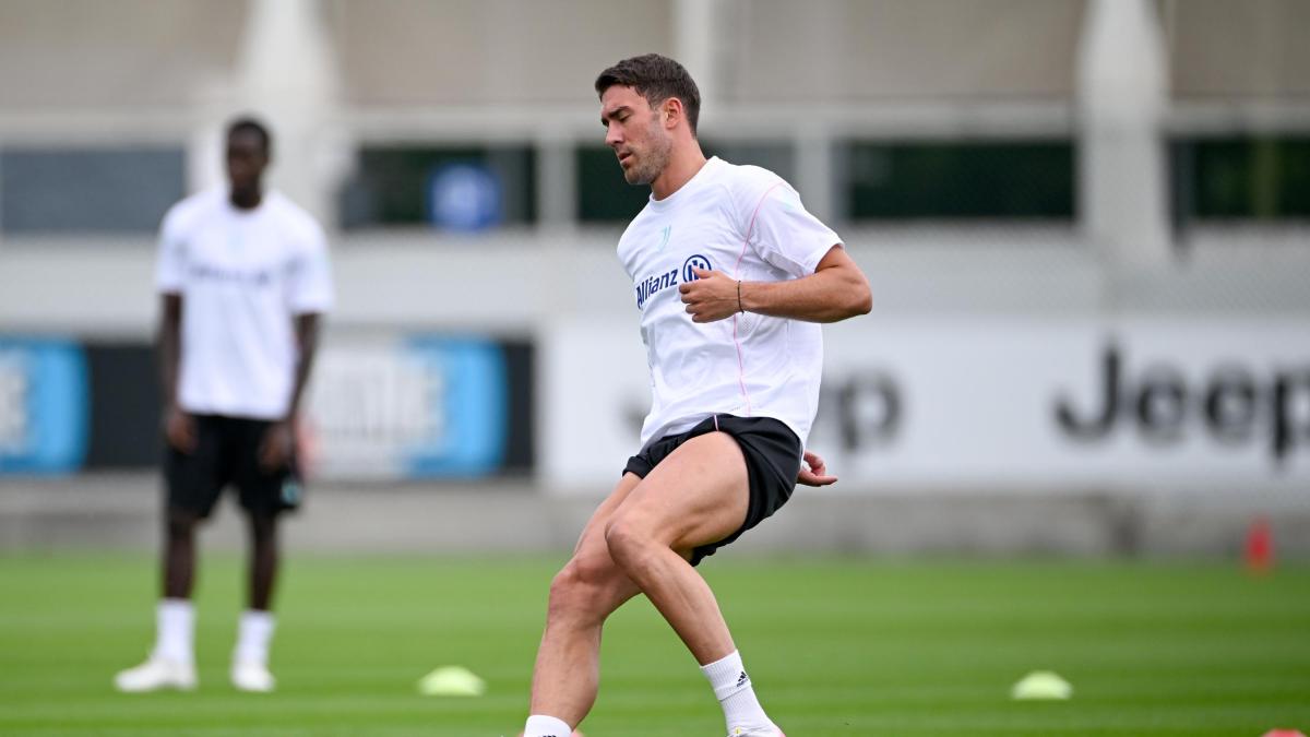 vlahovic la juve pressa per una soluzione lui aspetta il milan le grandi manovre d agosto