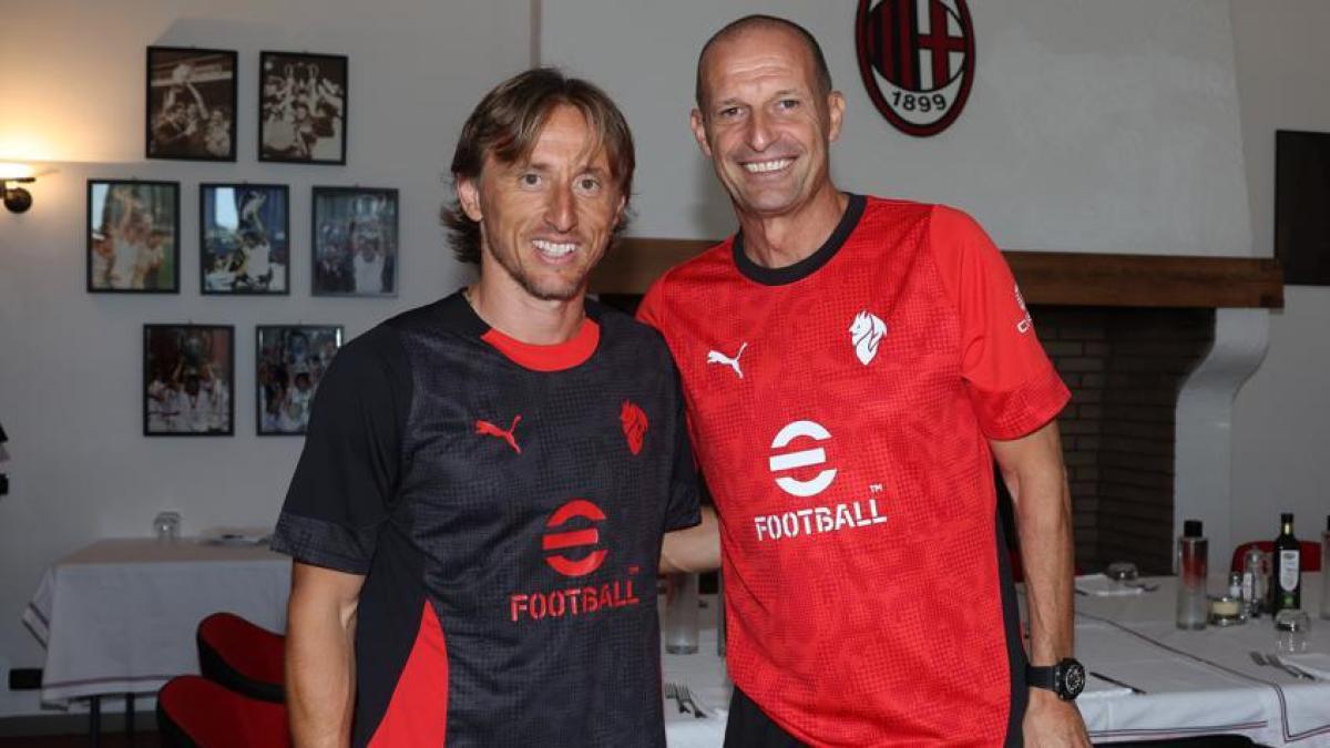 Modric debutta a Milanello, subito a colloquio con Allegri. Il Milan: "Maestro" Modric debutta a Milanello, subito a colloquio con Allegri. Il Milan: "Maestro"
