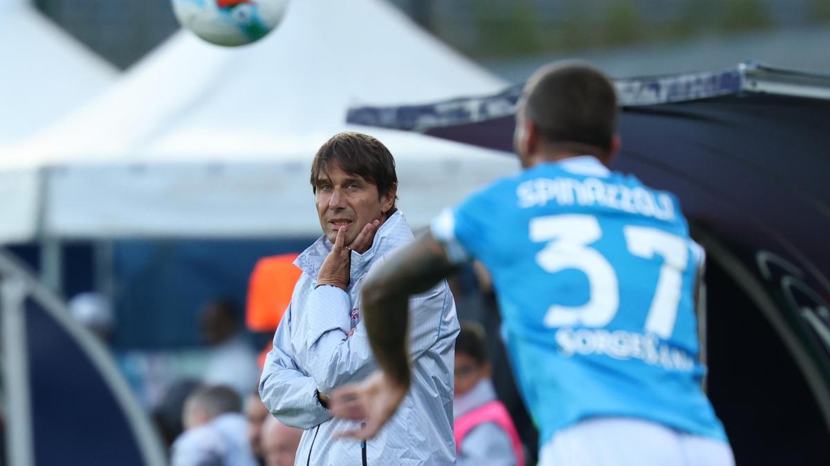 Conte come Tiziano Ferro: una foto al Napoli per farlo tornare affamato