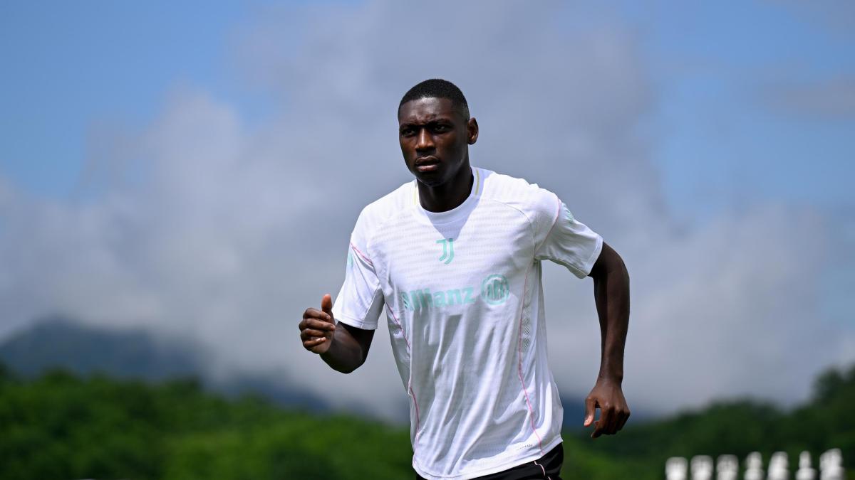 kolo muani si allena da solo e aspetta la juve ma c 232 sempre l ostacolo vlahovic