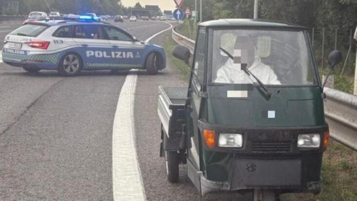 con l ape car contromano sull autostrada a1 fermato un neopatentato di 18 anni