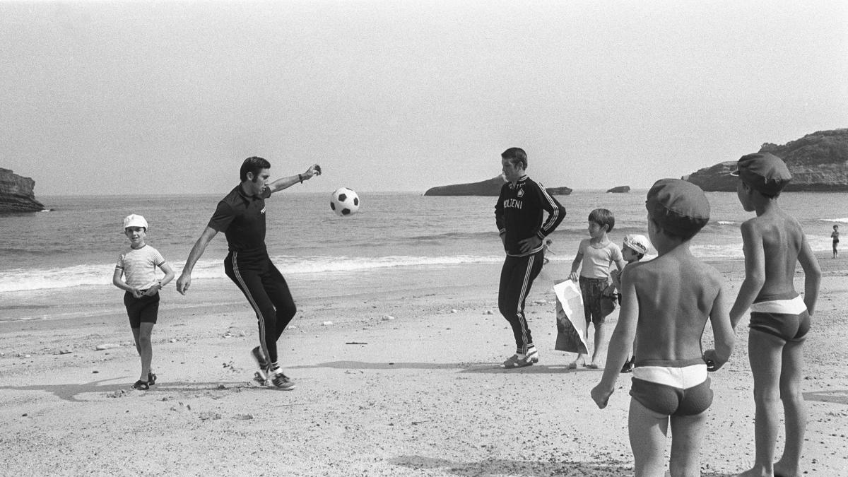 Eddy gioca a pallone e i bambini lo guardano. Non sanno che di lì a poco l Eddy gioca a pallone e i bambini lo guardano. Non sanno che di lì a poco l