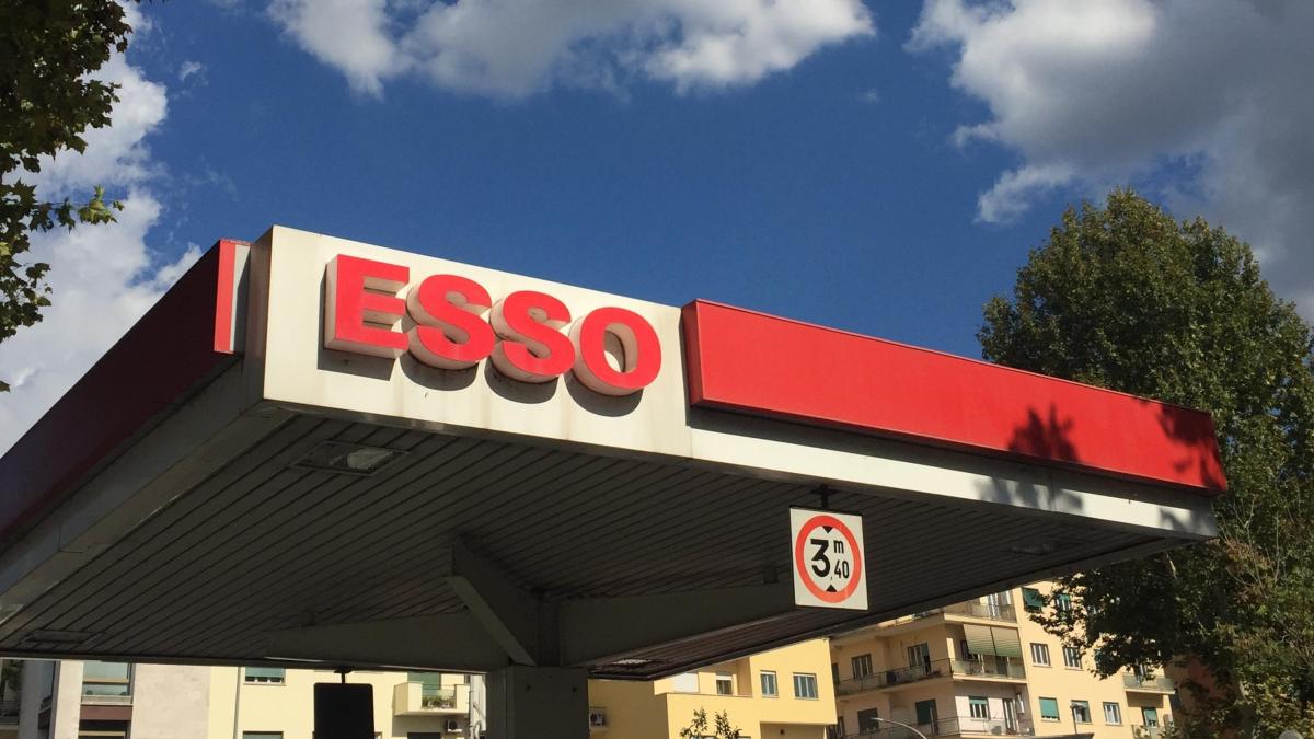 Distributori di carburanti Esso venduti a un consorzio italiano Distributori di carburanti Esso venduti a un consorzio italiano