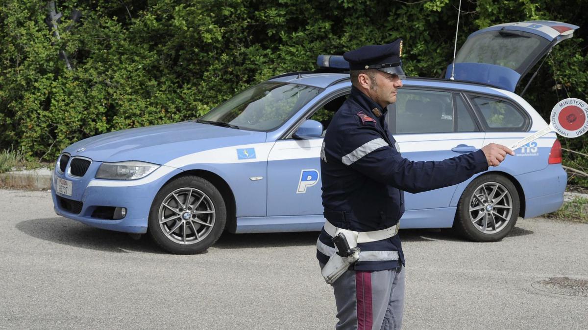 A22, lascia le figlie all