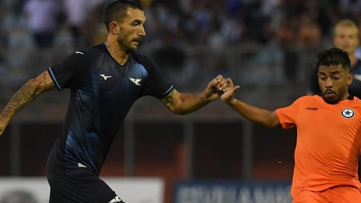 Più calci che calcio: la Lazio batte 2 0 l