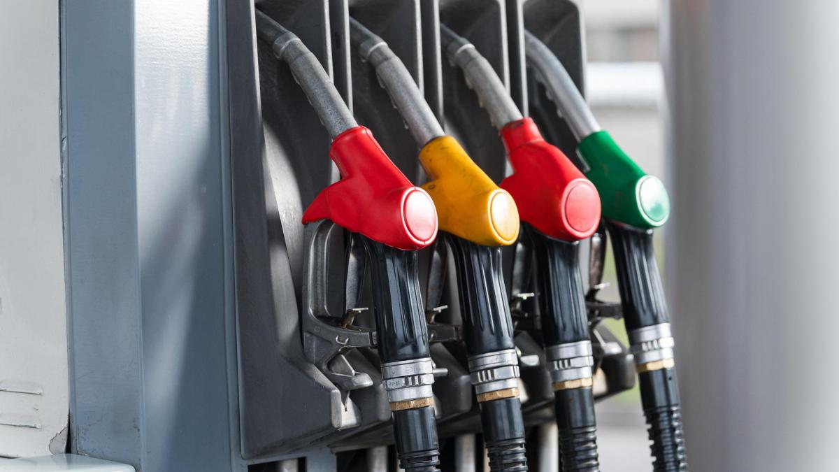 Prezzo diesel e benzina, quanto incidono i rincari? Il calcolo dei costi