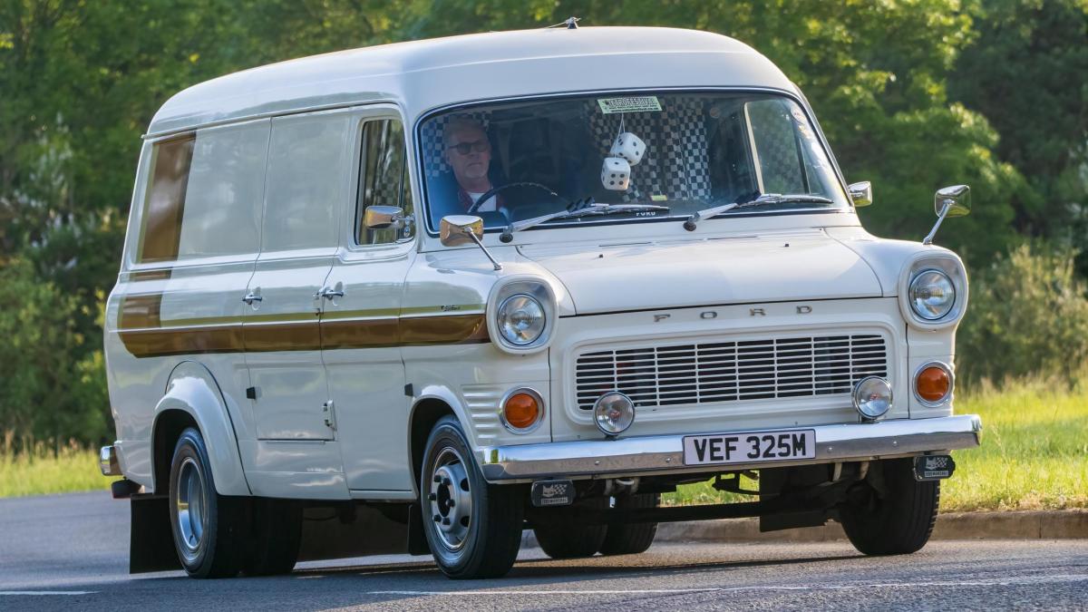Ford Transit: 60 anni di storia del furgone da record, lavoro e svago Ford Transit: 60 anni di storia del furgone da record, lavoro e svago