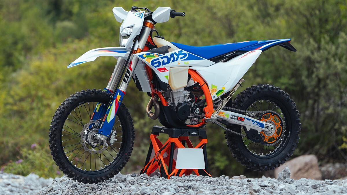 Ktm, la gamma Exc 6Days 2026 celebra la Sei giorni di enduro di Bergamo: prezzi e versioni