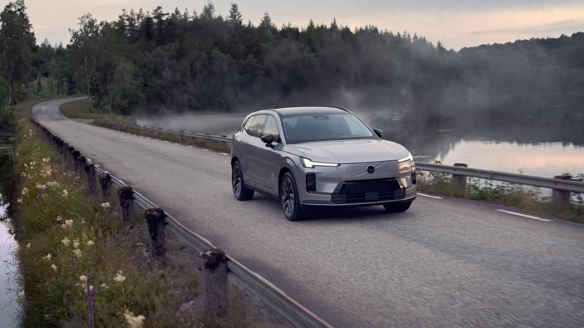volvo xc70 svelato in cina il nuovo suv ibrido plug in