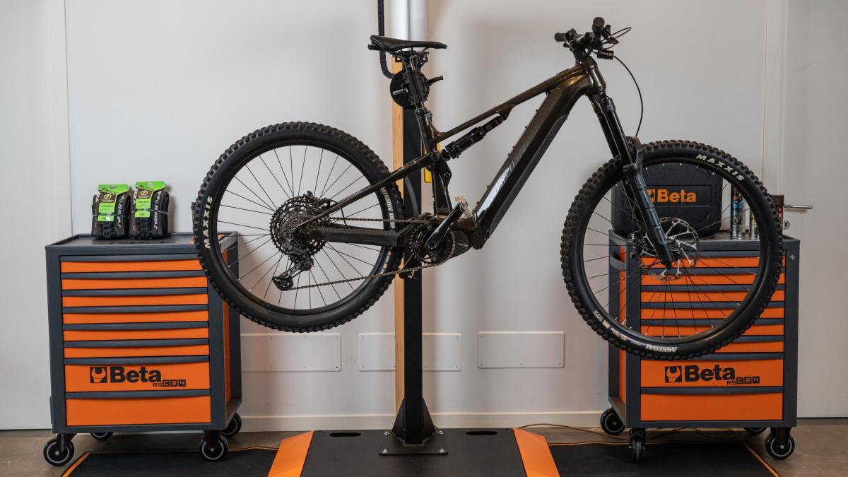 Cambio gomme e freni sulla tua e bike: guida pratica e consigli utili Cambio gomme e freni sulla tua e bike: guida pratica e consigli utili