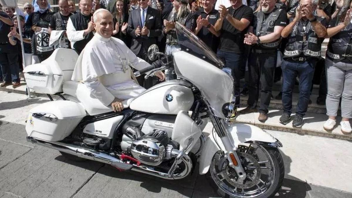 Papa Leone autografa una Bmw R18: andrà all Papa Leone autografa una Bmw R18: andrà all