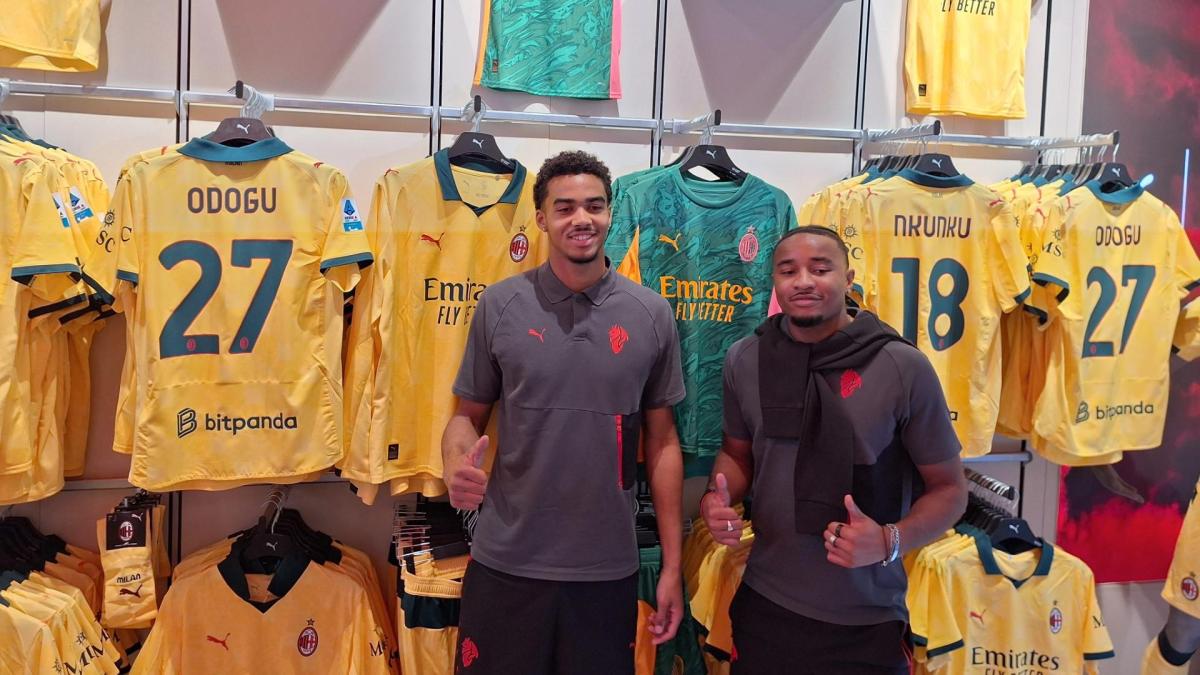 Milan, che entusiasmo per Nkunku: autografi, palloncini e il primo abbraccio dei nuovi tifosi Milan, che entusiasmo per Nkunku: autografi, palloncini e il primo abbraccio dei nuovi tifosi