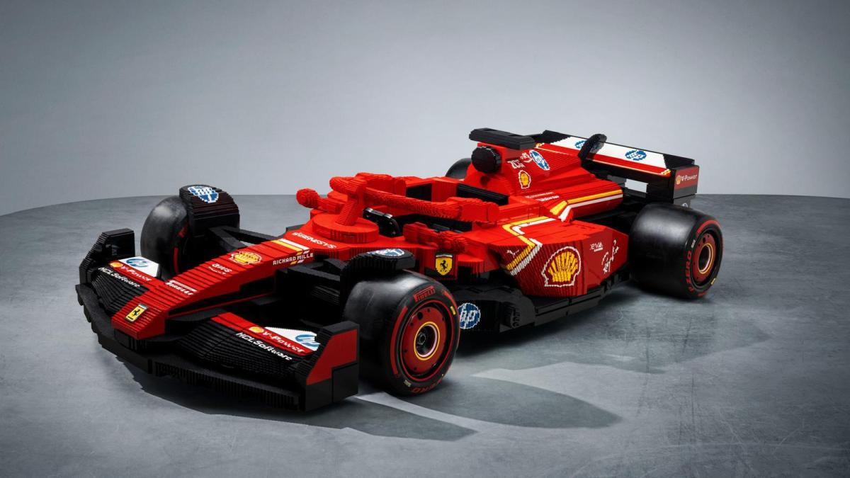 La Ferrari di Lego da Miami a Monza: in piazza la vettura che guidarono Hamilton e Leclerc La Ferrari di Lego da Miami a Monza: in piazza la vettura che guidarono Hamilton e Leclerc