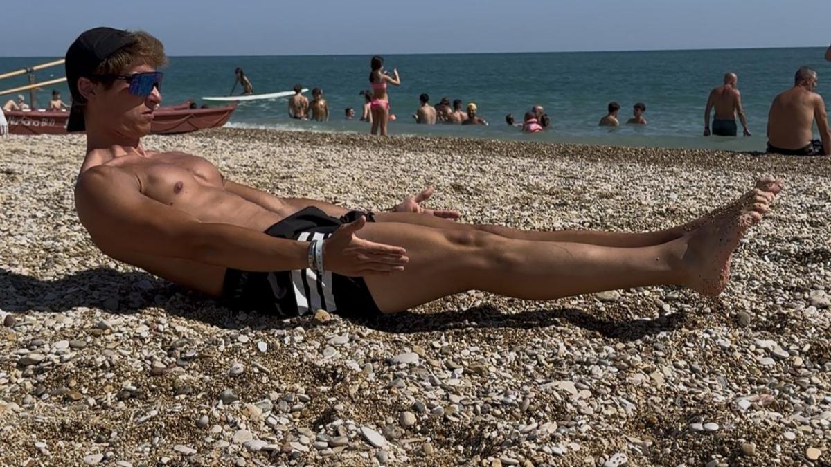 Al mare nel fine settimana? Ecco 4 esercizi per gli addominali da fare in spiaggia