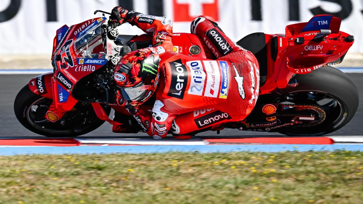 Bagnaia, inizio da incubo in Catalogna: penultimo nelle FP1. Acosta primo su Zarco e Marquez Bagnaia, inizio da incubo in Catalogna: penultimo nelle FP1. Acosta primo su Zarco e Marquez