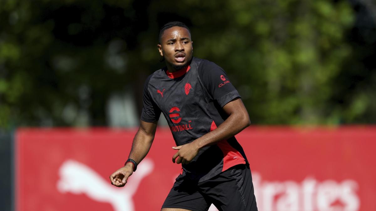 Nkunku, il tridente con Pulisic e Leao fa sognare i tifosi del Milan Nkunku, il tridente con Pulisic e Leao fa sognare i tifosi del Milan