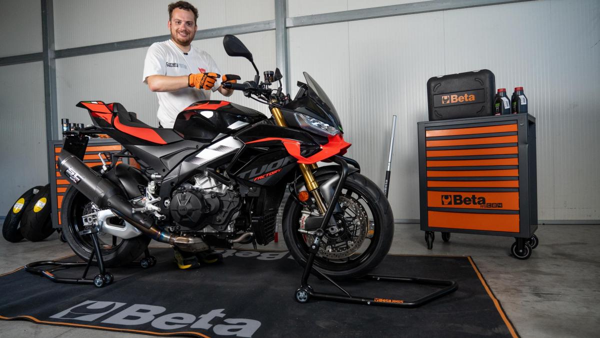 Aprilia Tuono V4 Factory: manutenzione e miglioramenti in pista Aprilia Tuono V4 Factory: manutenzione e miglioramenti in pista