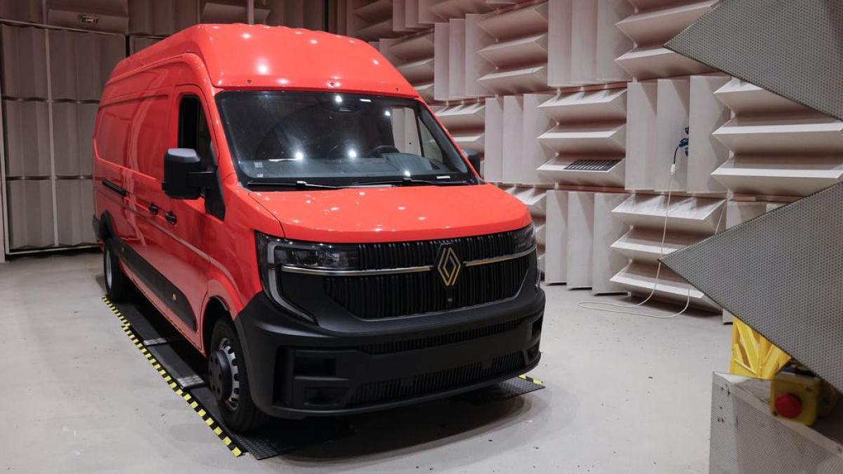 Viaggio nei laboratori dove Renault "tortura" i suoi furgoni