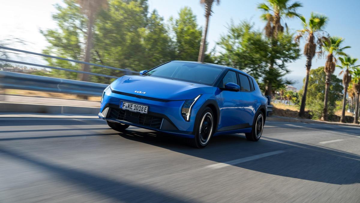 Kia EV4: la compatta elettrica che fa 625 km con una ricarica