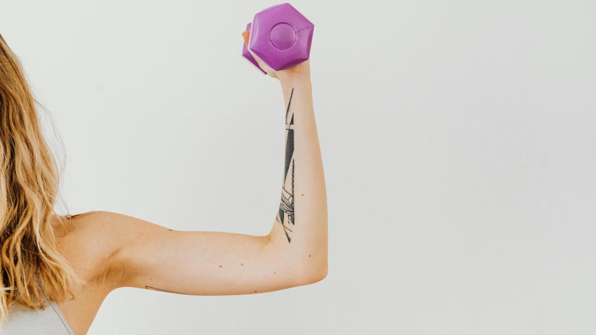 Allenare la forza con 4 esercizi essenziali: il circuito al femminile