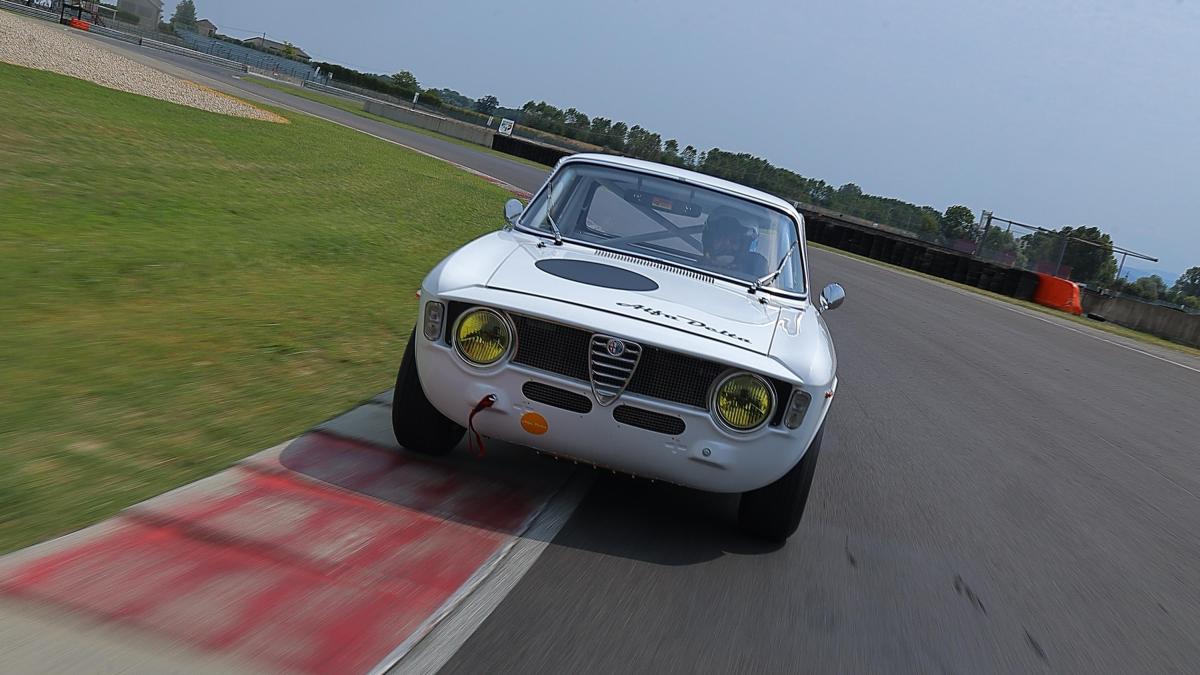 alfa romeo giulia sprint gta gruppo 2 restauro e prova in pista