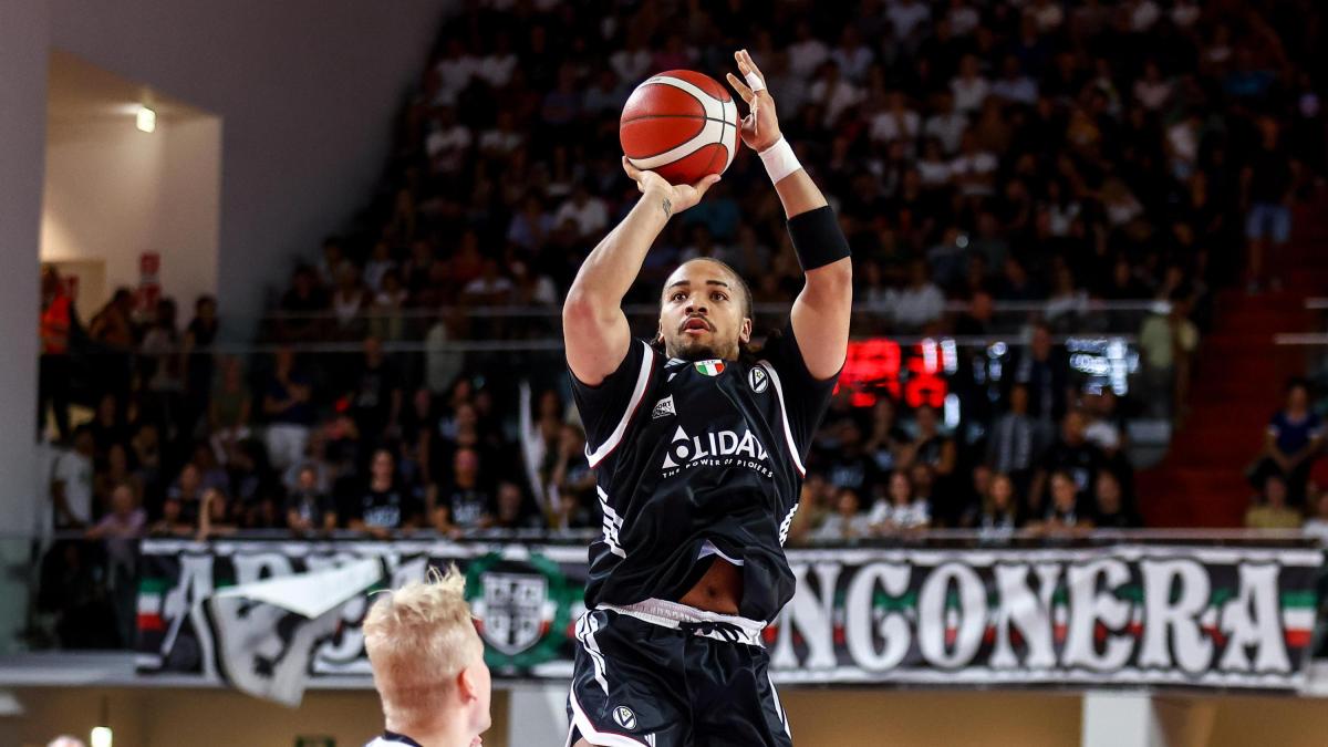 Carsen Edwards: “Scrivo ancora i miei obiettivi sullo specchio. A Bologna cerco la svolta” Carsen Edwards: “Scrivo ancora i miei obiettivi sullo specchio. A Bologna cerco la svolta”