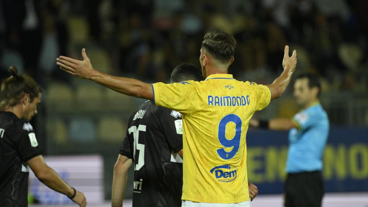 Raimondo lancia il Frosinone: Cesena ko e notte in vetta. Palermo Venezia senza gol