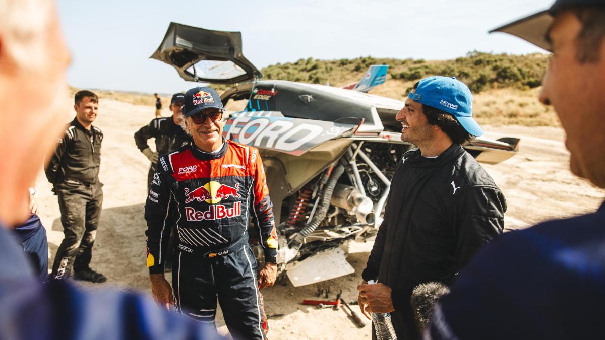 Sainz, test drive adrenalinico a bordo del Ford Raptor T1+ Dakar del padre