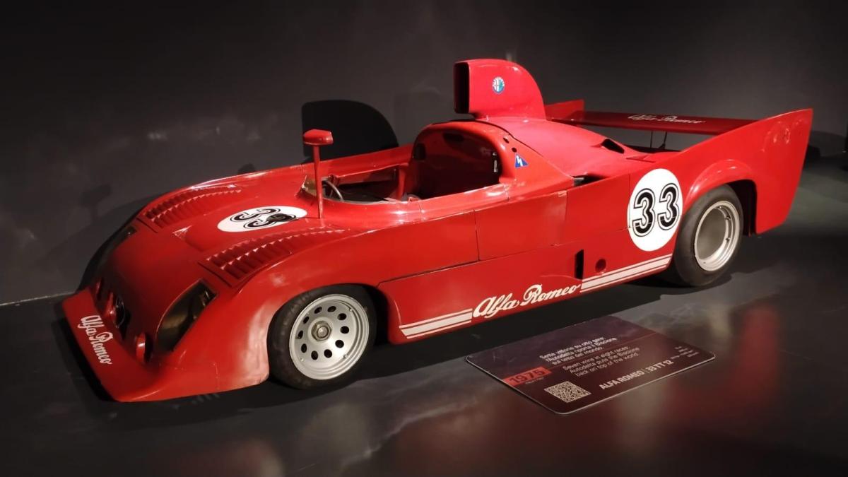 la ferrari di villeneuve e la 2cv hippie auto da vedere
