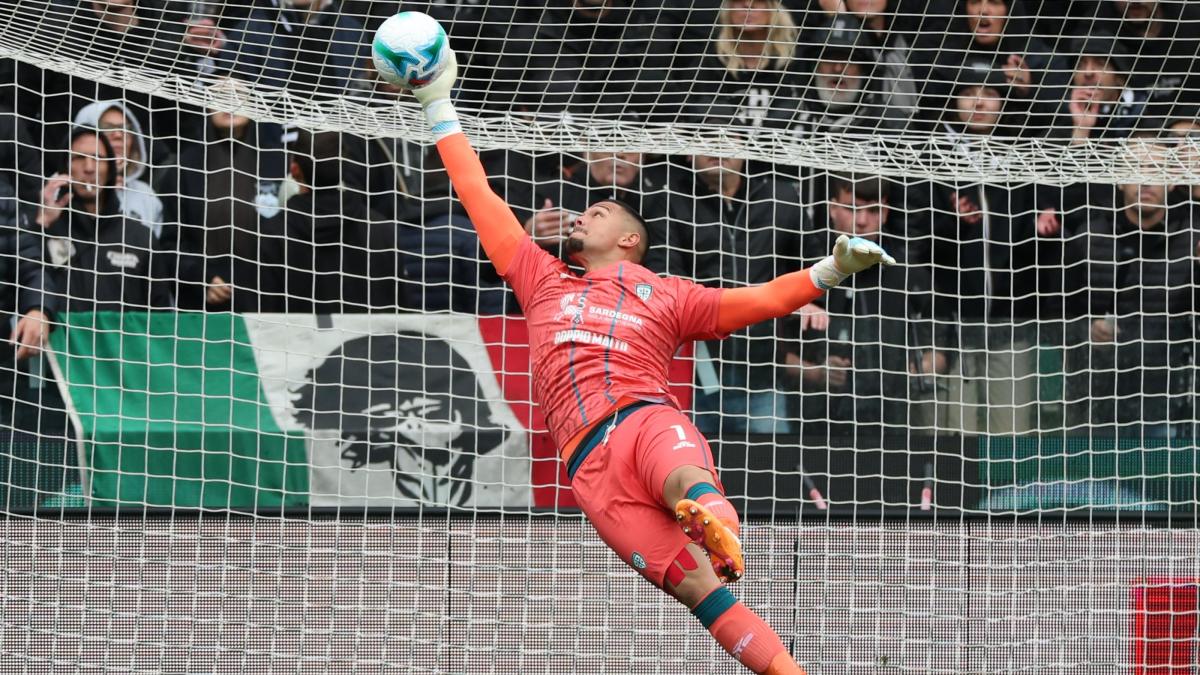 Udinese Cagliari, le pagelle: Bayo spreca (4), Caprile portiere magico (7)