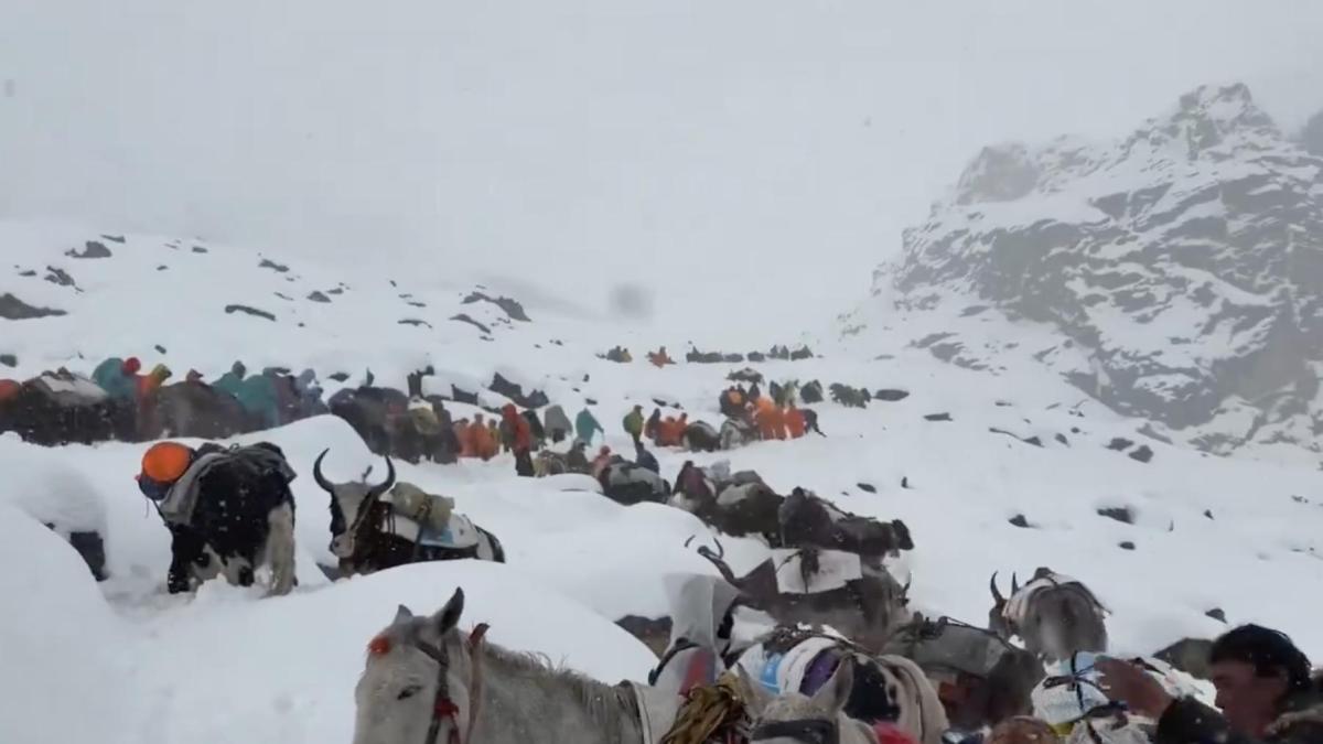 Everest, un morto e centinaia di trekker bloccati dopo una bufera