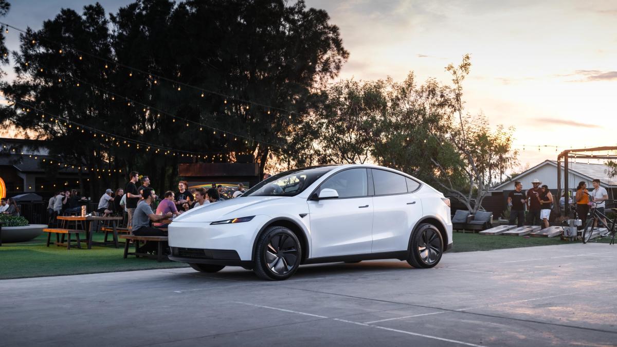 Tesla Model Y Standard: prezzi e dotazioni per l