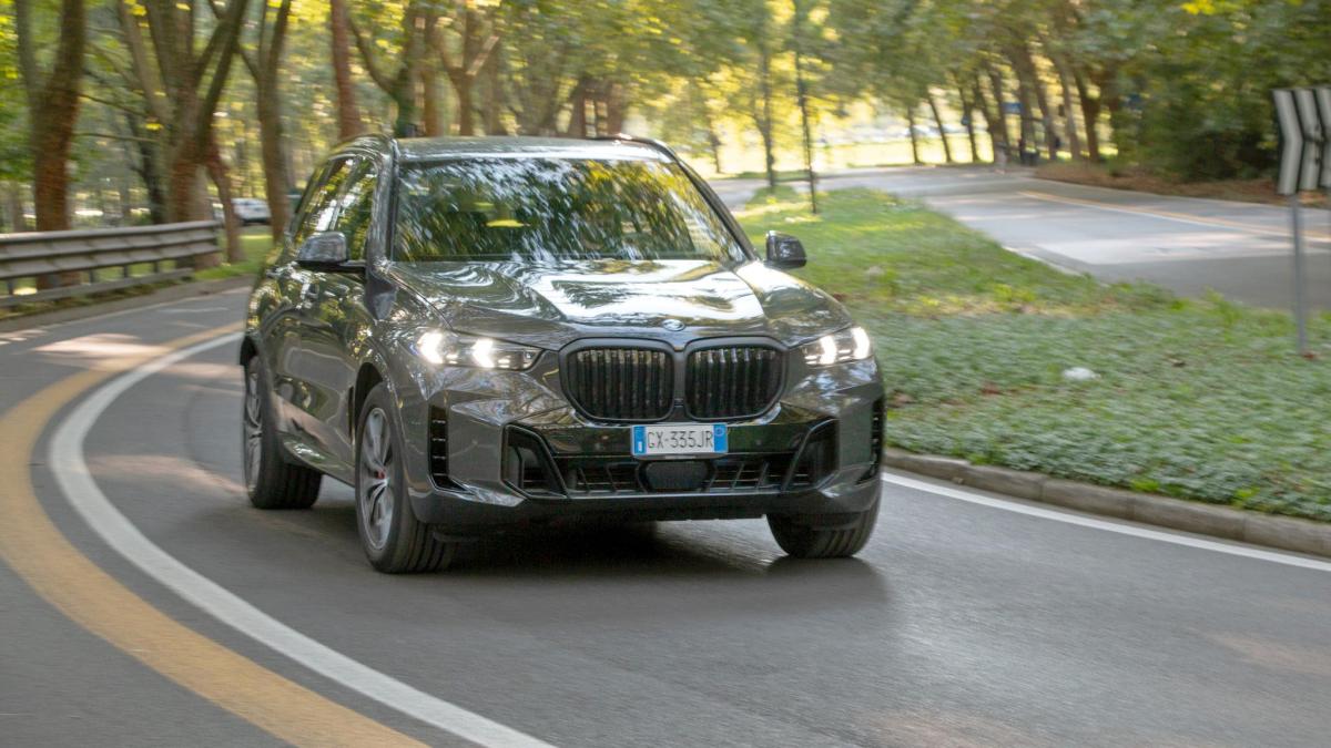 Bmw X5 xDrive50e, come va il Suv premium plug in da quasi 500 Cv